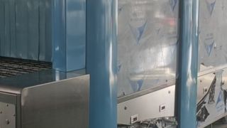 Tunnel-type cage washer for animal laboratory equipment